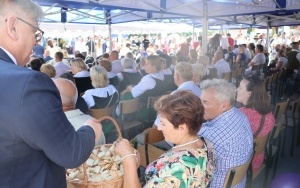 Częstowanie chlebem dożynkowym (2)