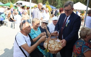 Częstowanie chlebem dożynkowym (7)