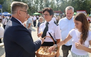 Częstowanie chlebem dożynkowym (10)