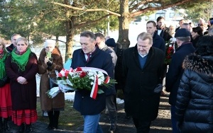 Odsłonięcia pomnika w Masłowie Drugim upamiętniającego ofiary zbrodni hitlerowskich Niemiec  (3)