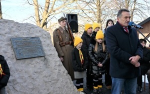 Odsłonięcia pomnika w Masłowie Drugim upamiętniającego ofiary zbrodni hitlerowskich Niemiec  (4)