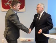 Promesy dotacyjne odebrał starosta kielecki Michał Godowki 