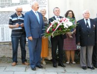 Przedstawiciele powiatu kieleckiego złożyli kwiaty i odmówili modlitwę w intencji zamordowanych na Wschodzie.