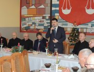 Starosta kielecki Michał Godowski oraz wiecestarosta Zenon Janus uczestniczyli w spotkaniach wigilijnych w Daleszycach i Sitkówce Nowinach.
